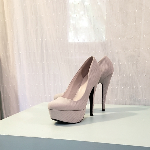 Snakeskin design, platform heels, size 9 - Picture 2 of 7